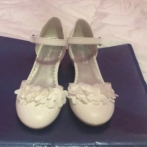 Girls Elegant White shoes gently used
